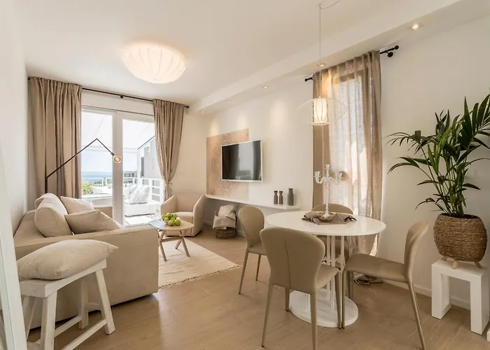 The Pleasurist- With Private Heated Pool And Terrace