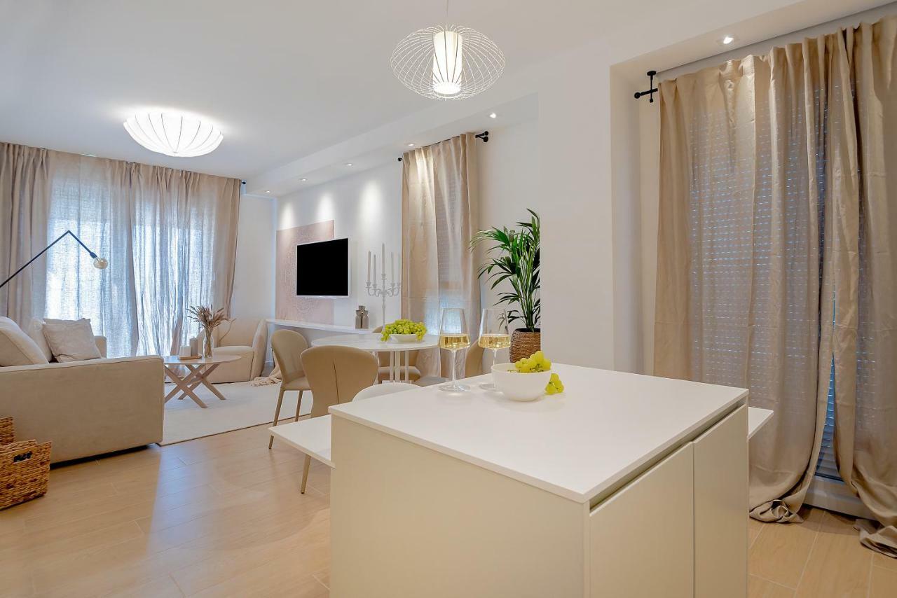 The Pleasurist- With Private Heated Pool And Terrace Apartmán *